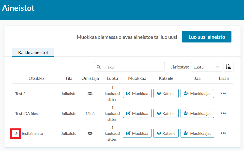 Kuvankaappaus Qvaimen etusivulta, jossa on punaisella merkittynä aineistolistauksen Näytä 2 versiota lisää -kohta.